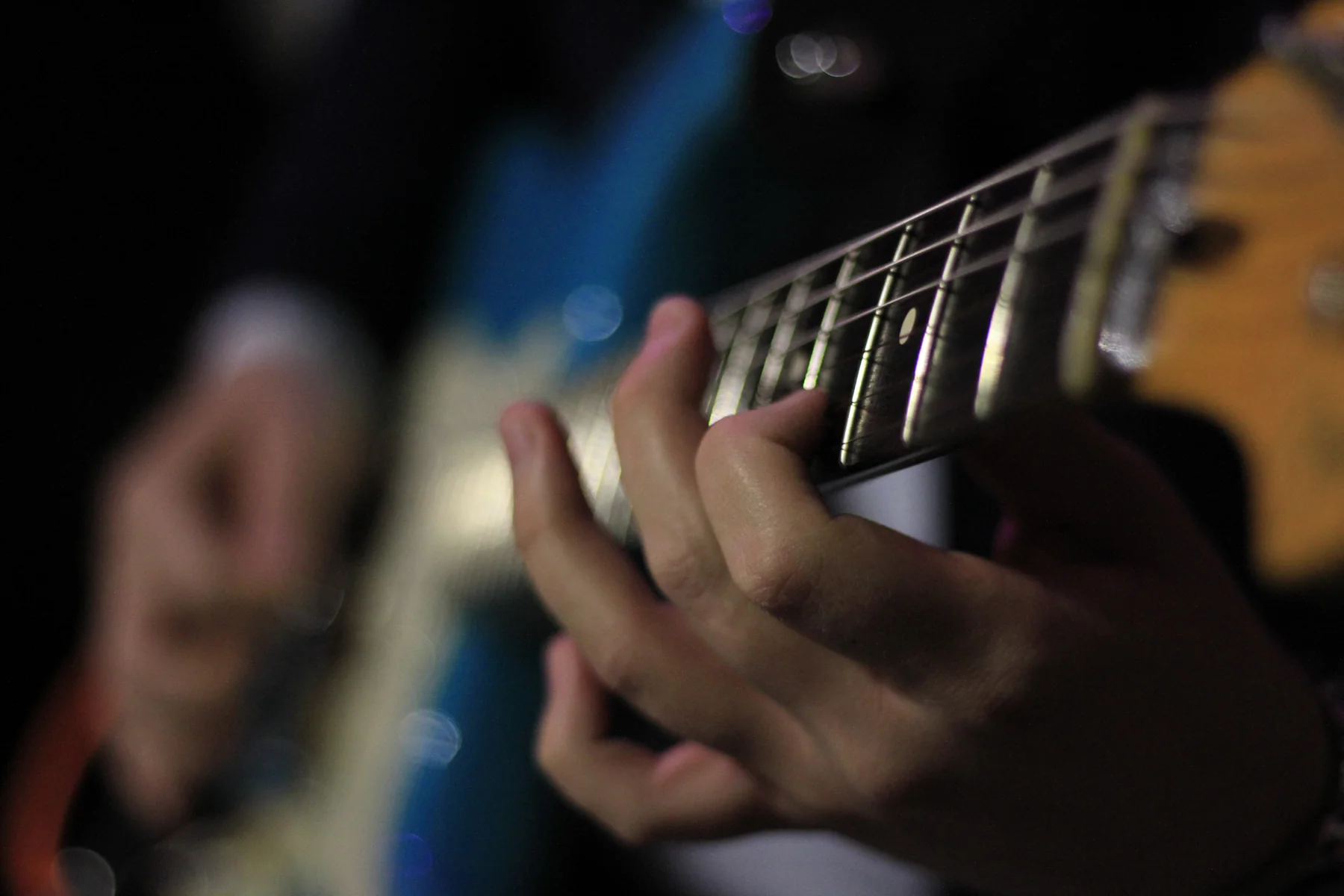 Detalle de una guitarra durante la adoración