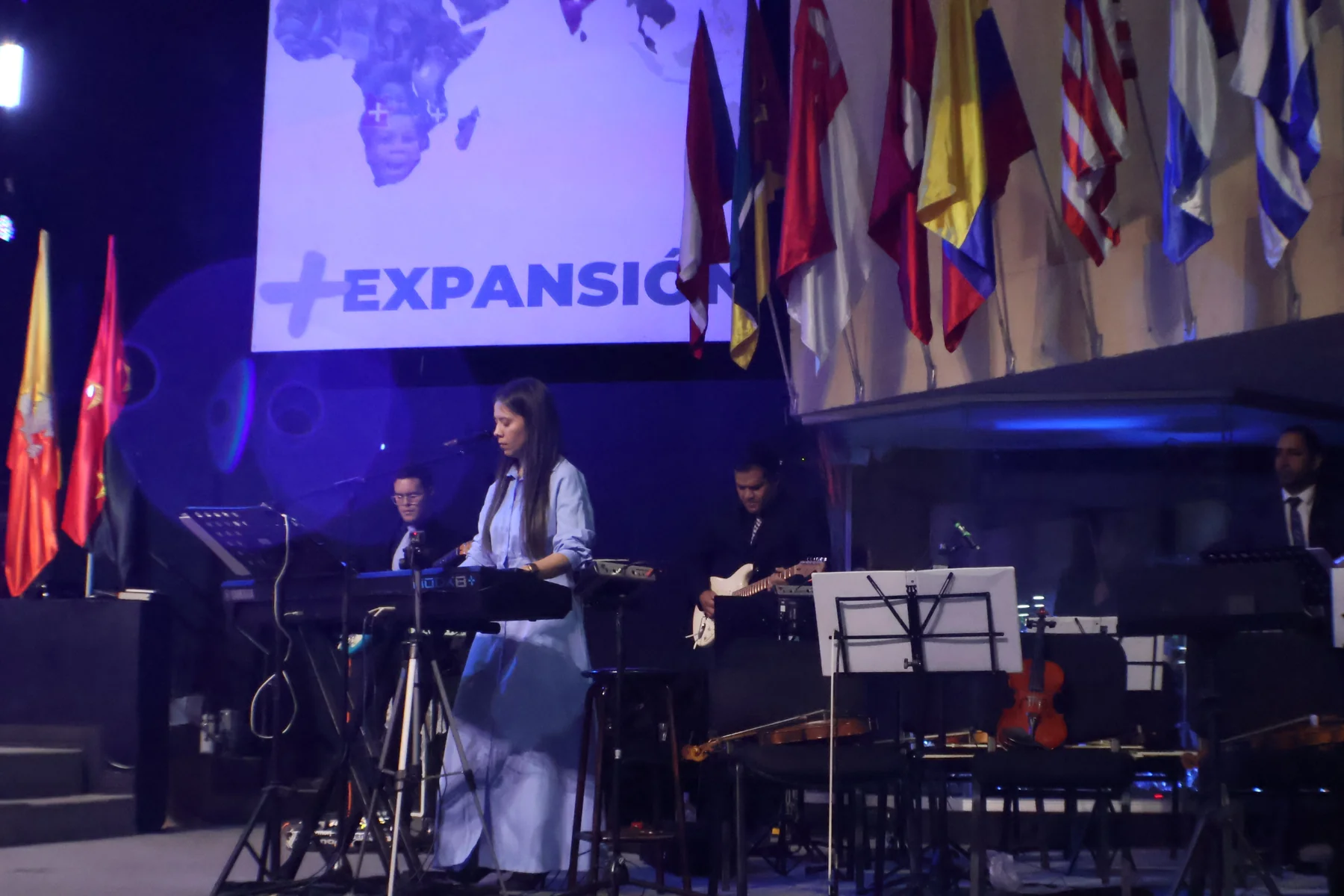 Músicos de ICC Worship en la plataforma