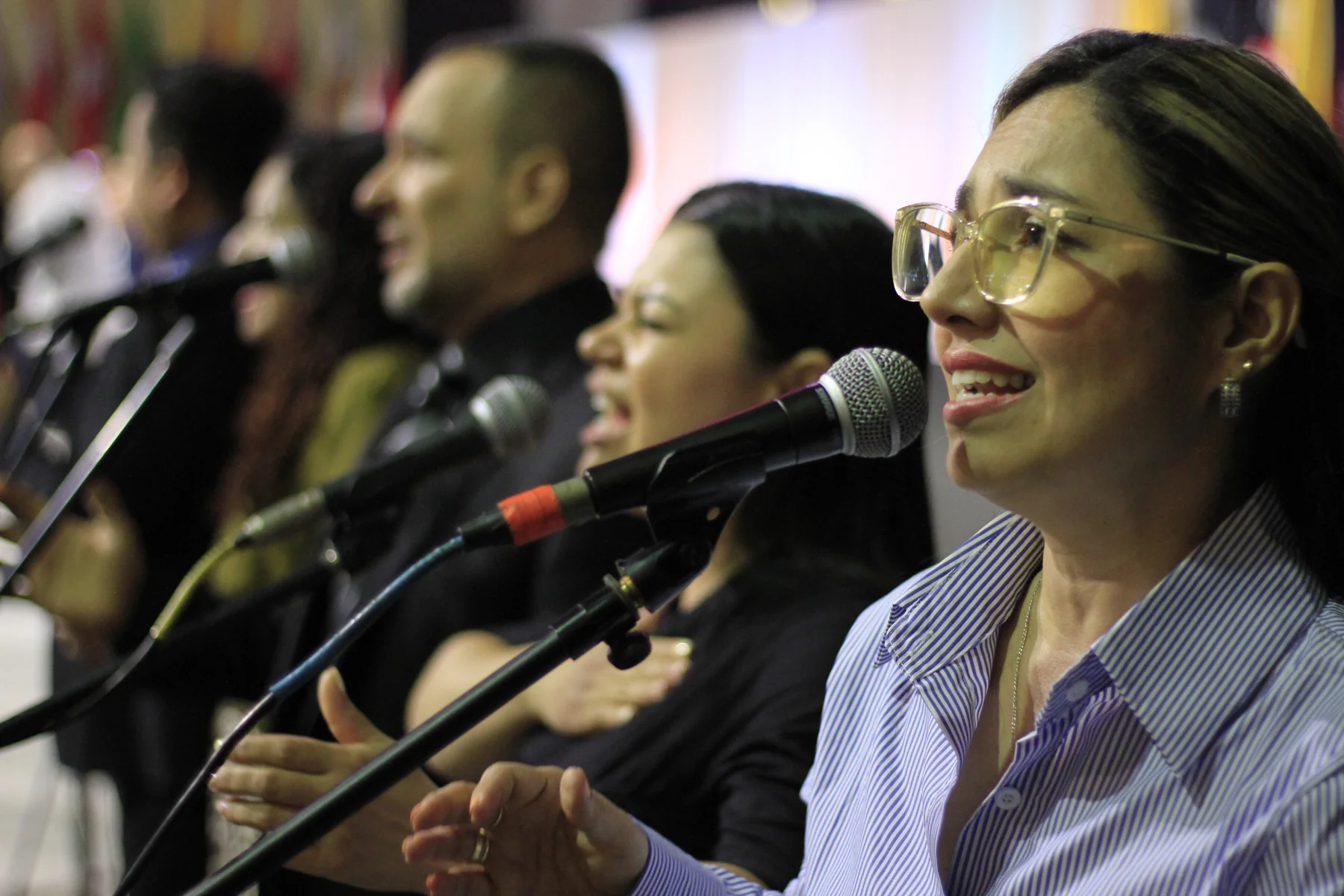 Voces de ICC Worship durante la adoración