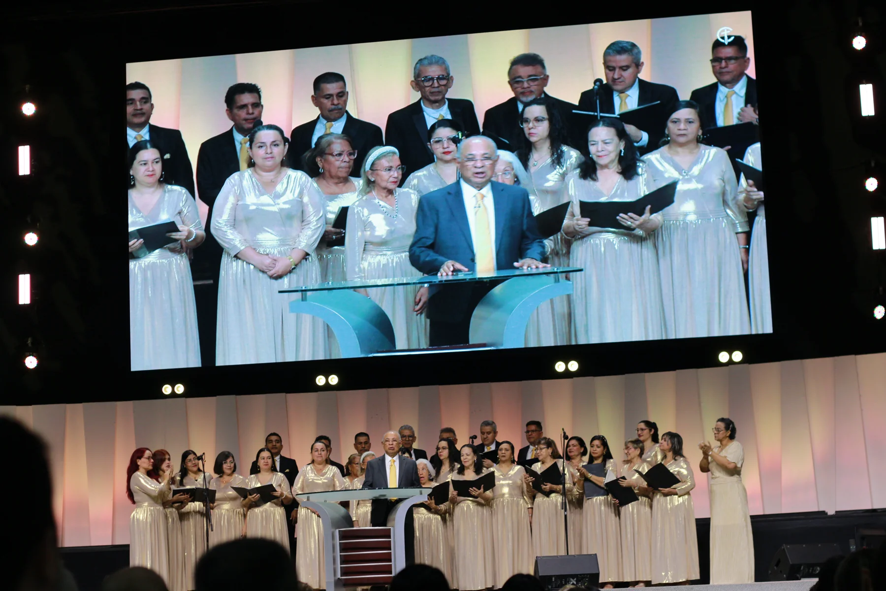 Coral de adultos de ICC Worship en la plataforma