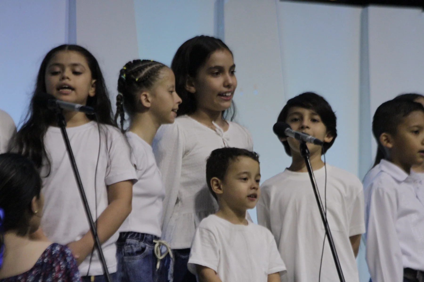 Niños y jóvenes de la coral cantando