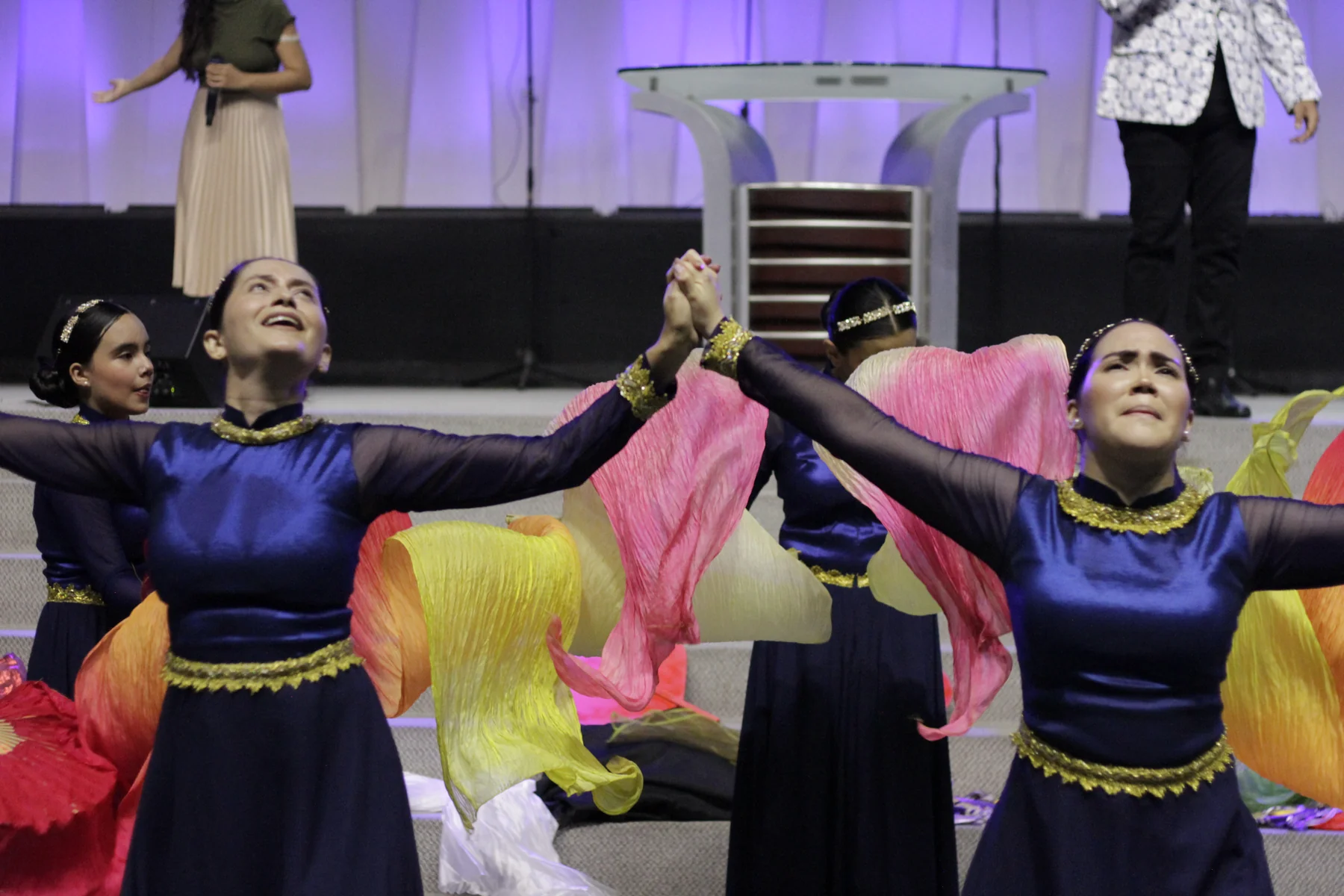Equipo de danzas con telas de colores