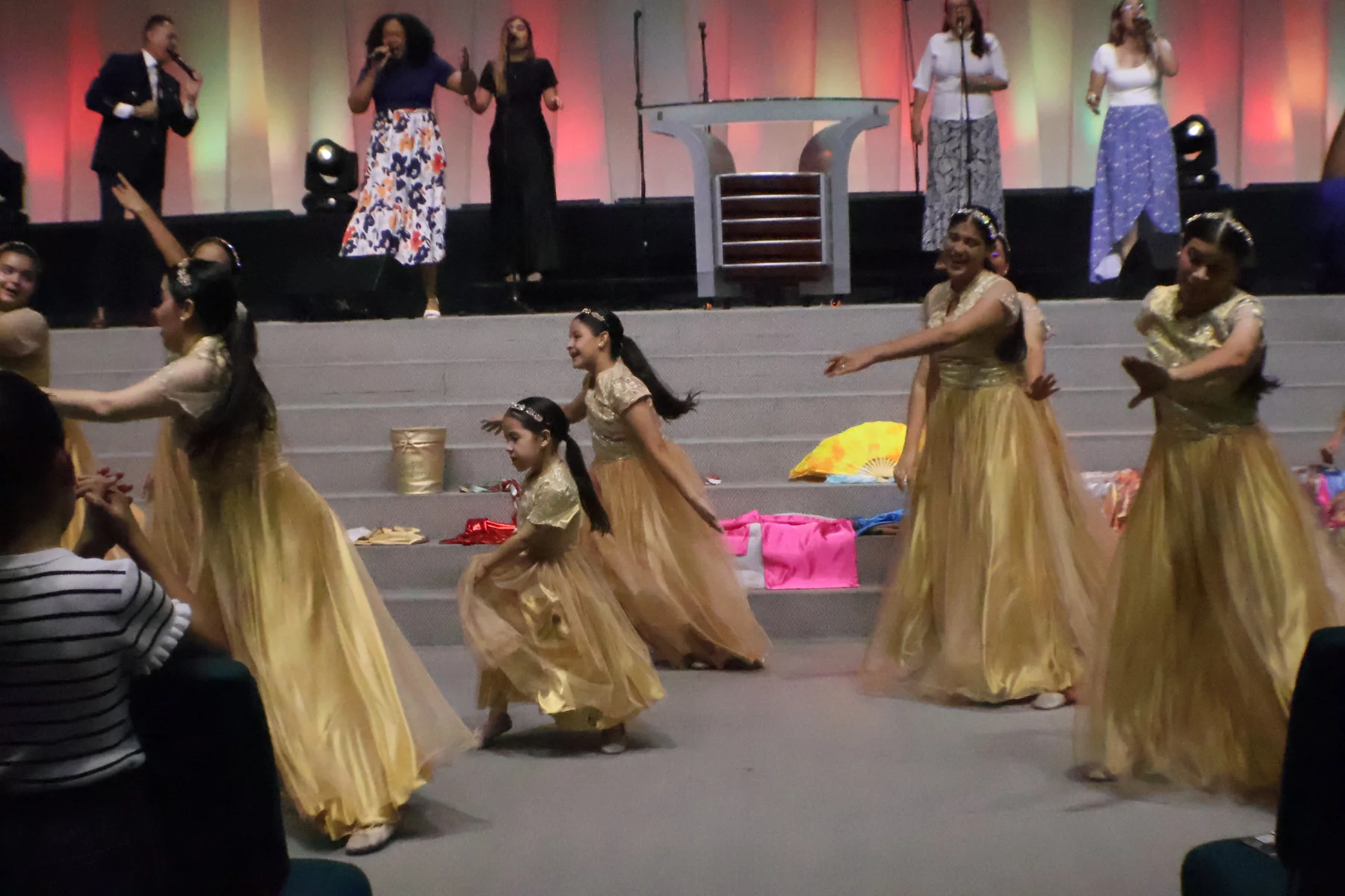 Equipo de danzas con vestuario dorado