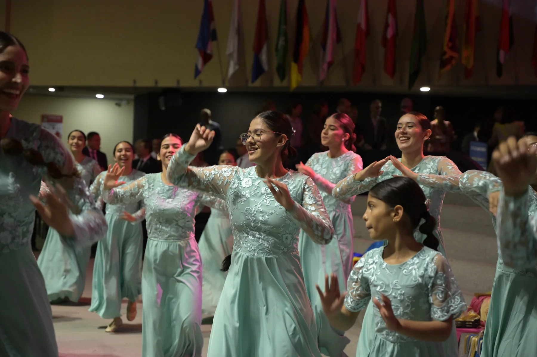 Integrantes del equipo de danzas durante la adoración