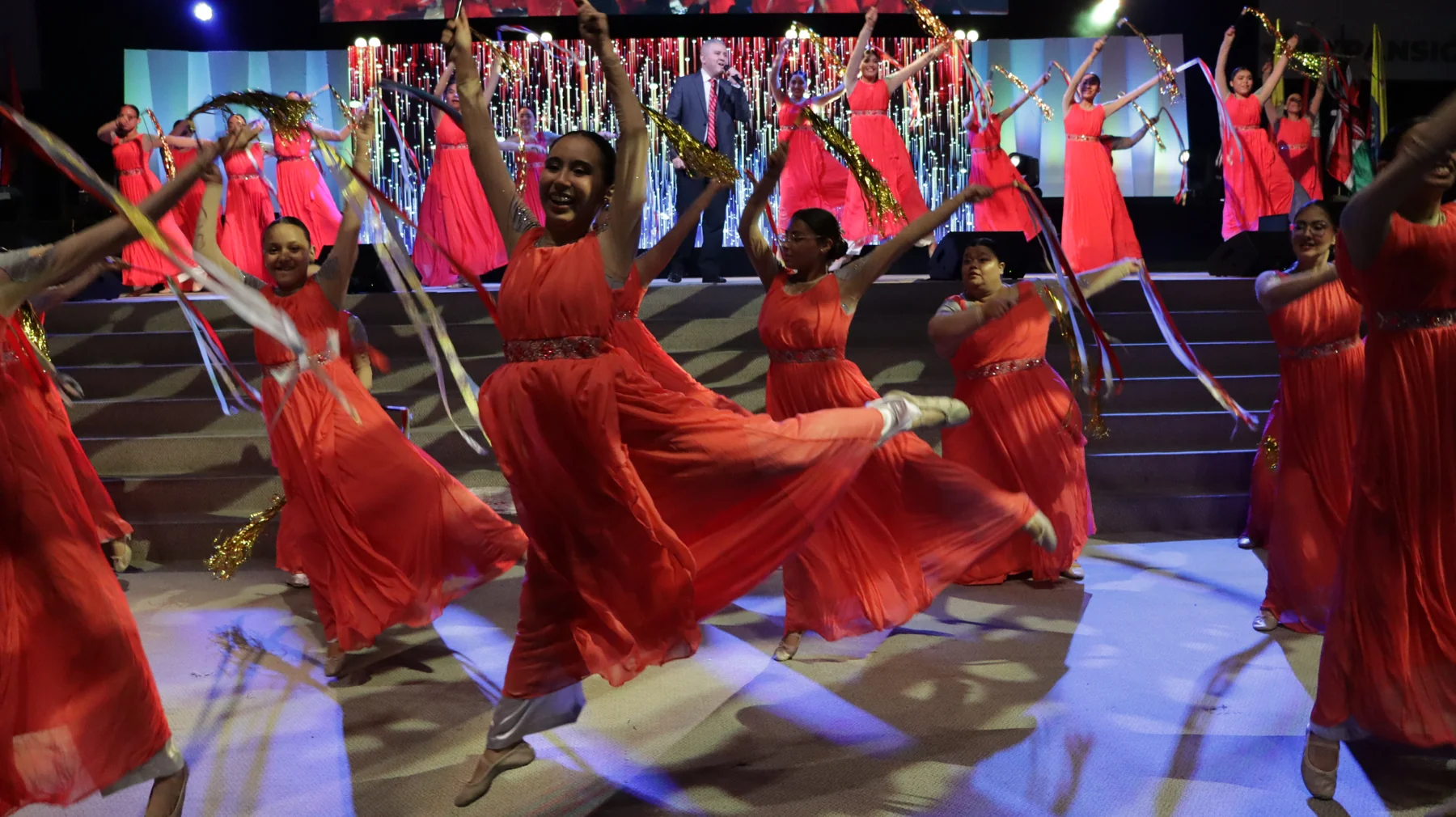 Equipo de danzas con vestuario rojo