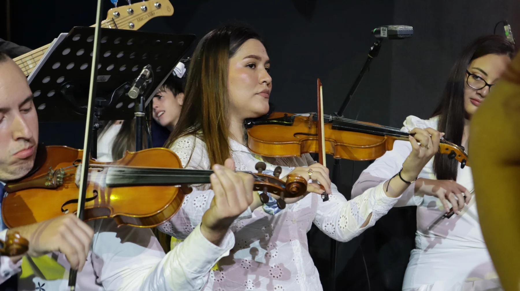 Violinistas de la orquesta de ICC Worship
